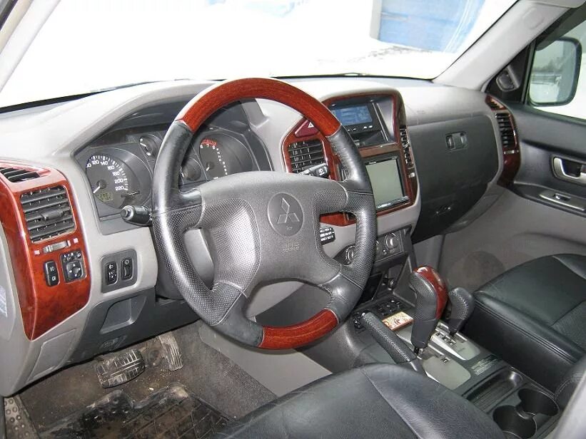 Mitsubishi pajero 3. Салон митсубиси паджеро 3. Паджеро спорт 2008 дизель 3. Паджеро 3 поколения салон. Паджеро 4 дизель салон.