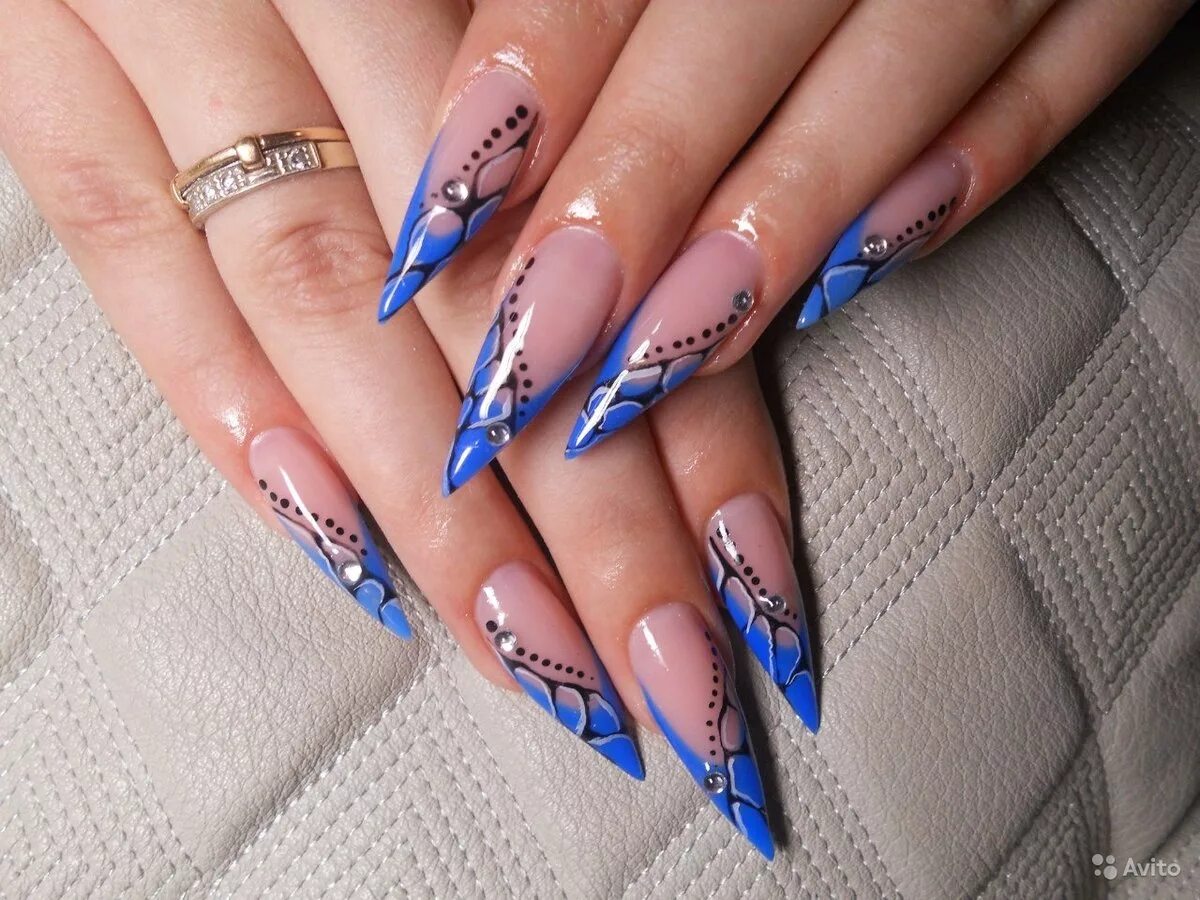 Чёрный френч на ногтях миндалевидной 2021. Необычный френч на острых ногтях. Острые ногти. Серый френч на ногтях. Маникюр на длинные ногти острые.