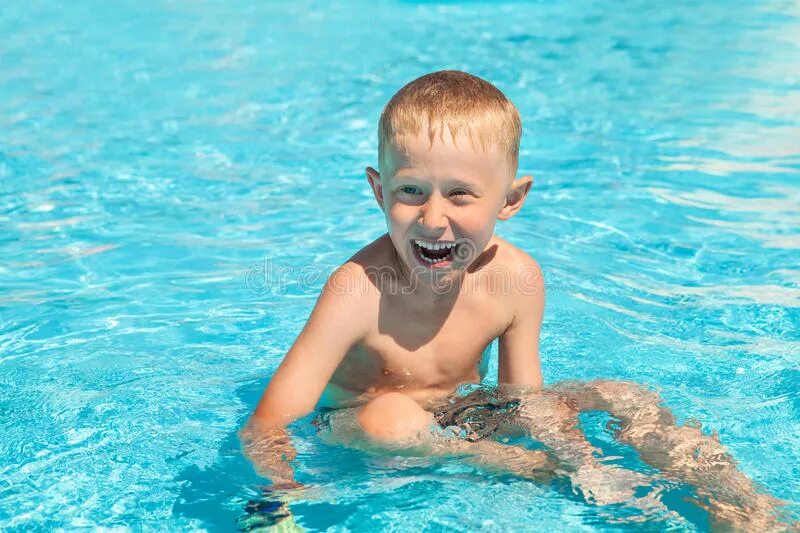 Маленькие купается бассейне. Мальчик купается в бассейне. Голенькие мальчики в бассейне. Мальчики моются в бассейне. Мальчик голышом в бассейне.