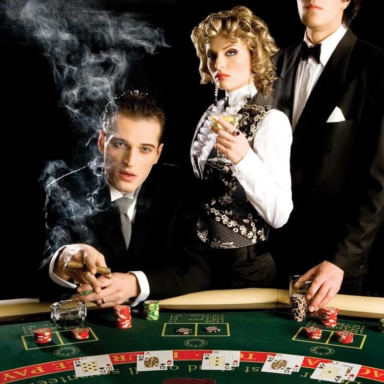 Игра азартных игроков. Крупье в казино. Люди в казино. Крупье в казино мужчина. Фотосессия в казино.