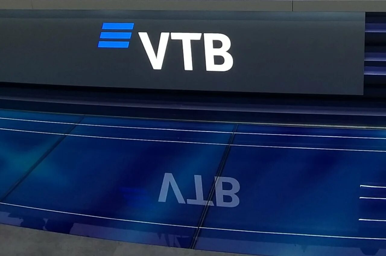 Втб с 1 апреля. Втб формат. реклама втб новая. втб картинка логотипа. фигурка втб.