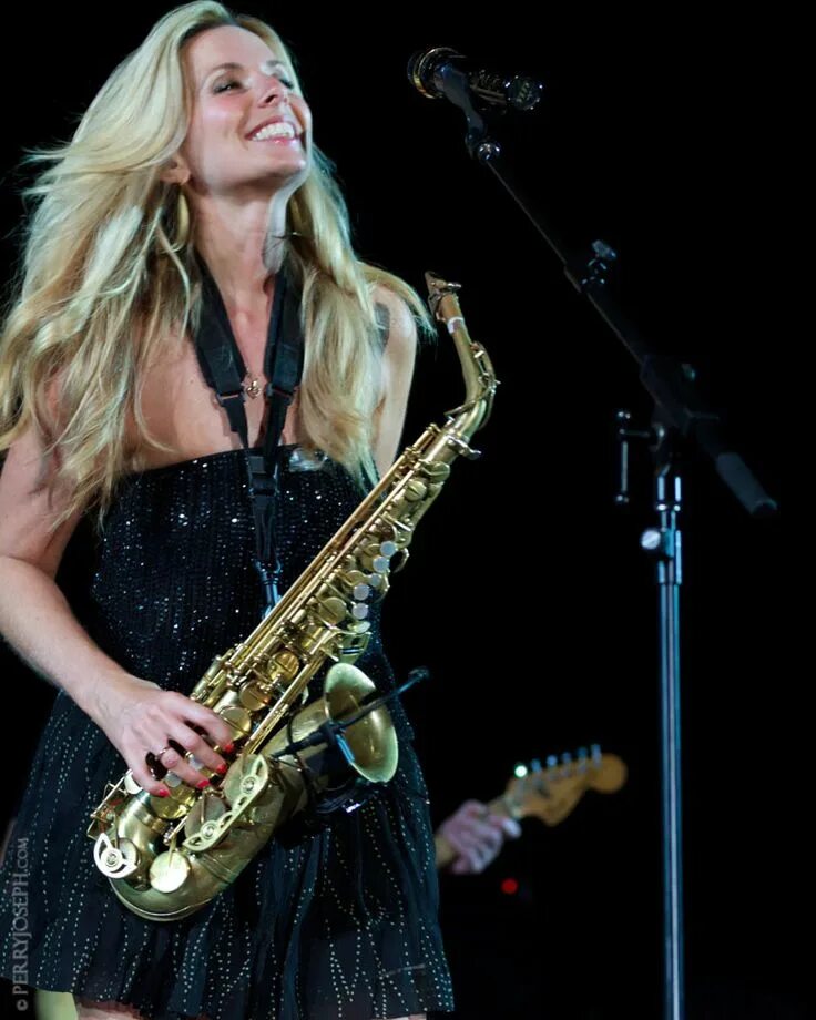 Candy Dulfer. Саксофонистка Кэнди Далфер. Candy Dulfer саксофон. Женщина саксофонистка Кэнди Далфер. Кэнди далфер саксофон и гитара