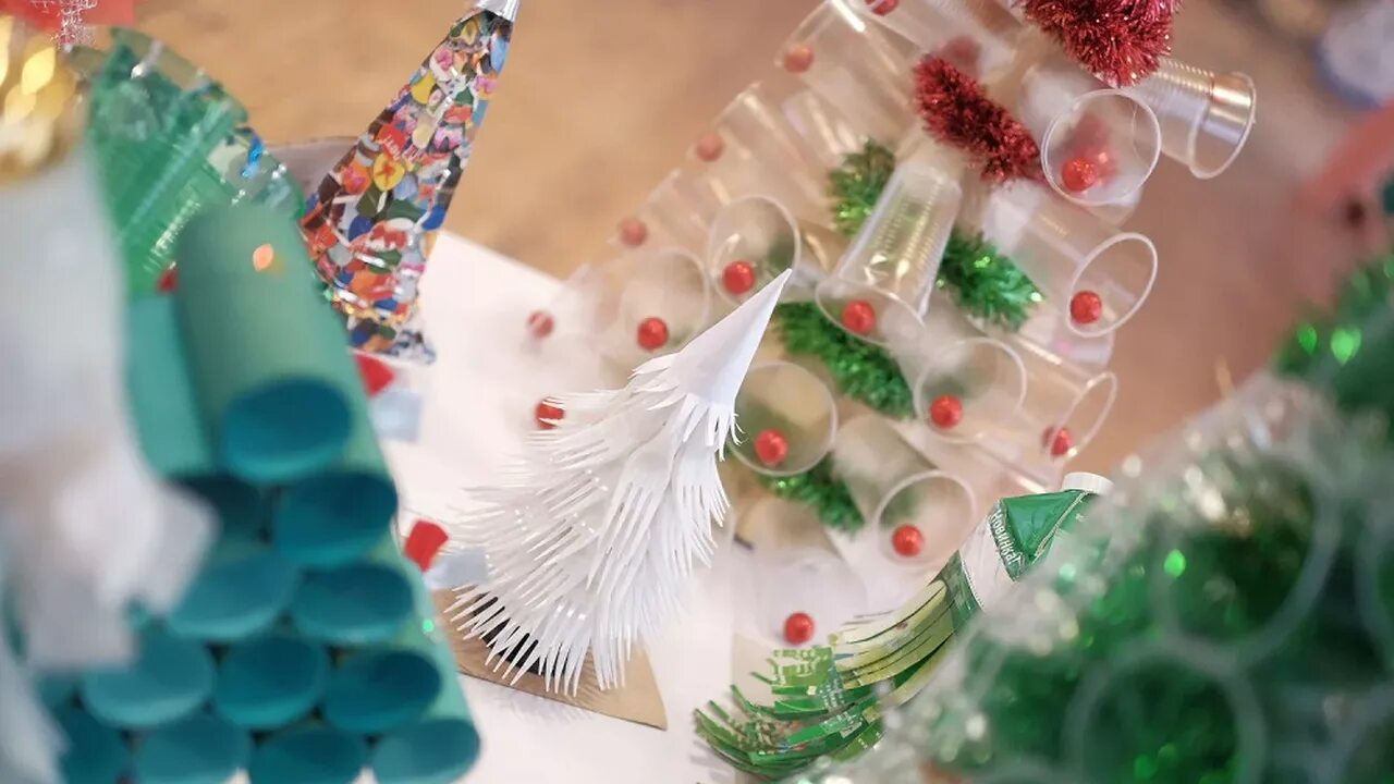 Экоподелки из вторсырья на конкурс. Елка из вторичных материалов. игрушка на елку из вторсырья. елка из вторсырья. новогодняя игрушка из вторсырья.