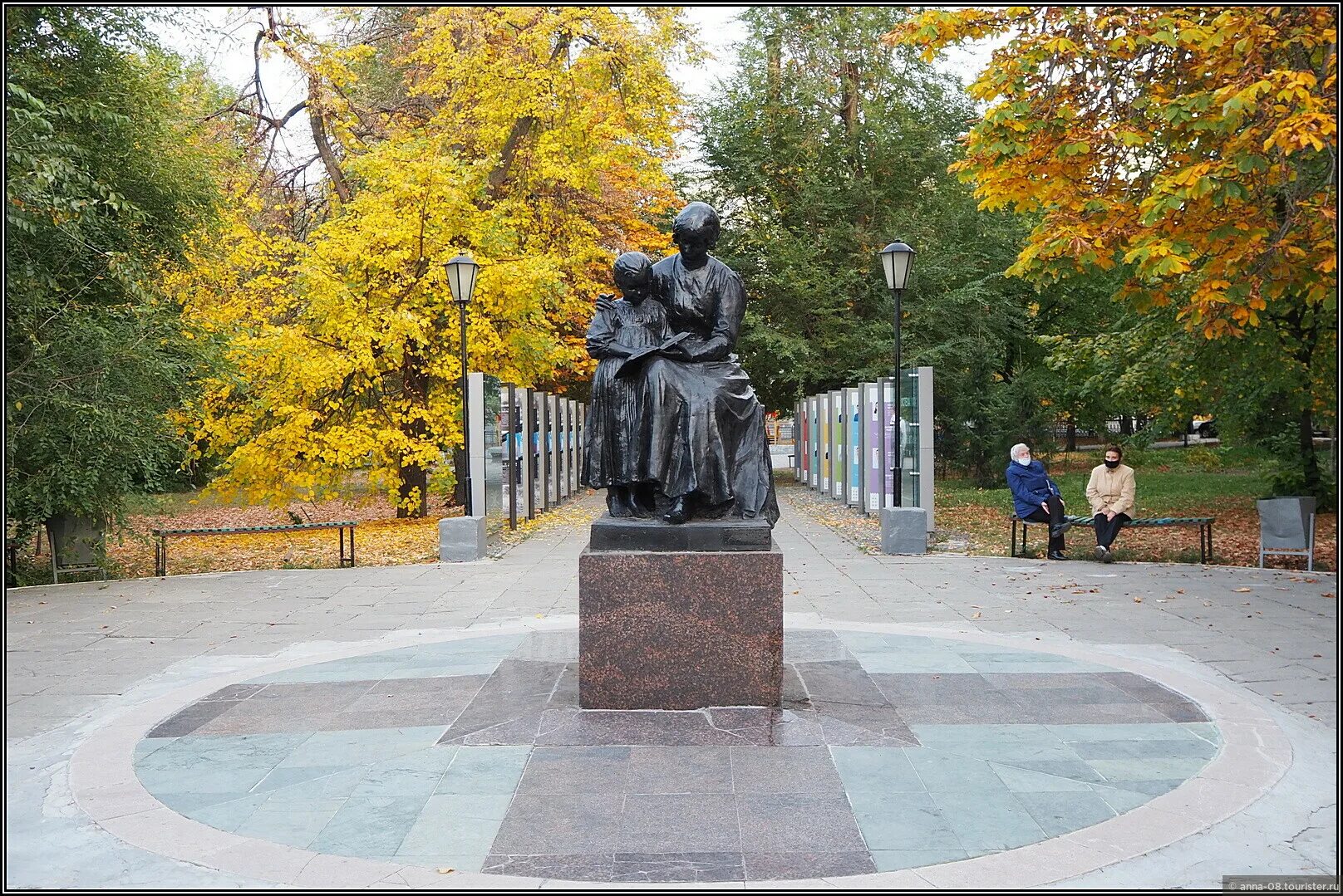 Памятники саратова. Памятник первой учительнице Саратов. Сквер первой учительницы Саратов. Проспект Кирова памятники. Первой учительнице Саратов.