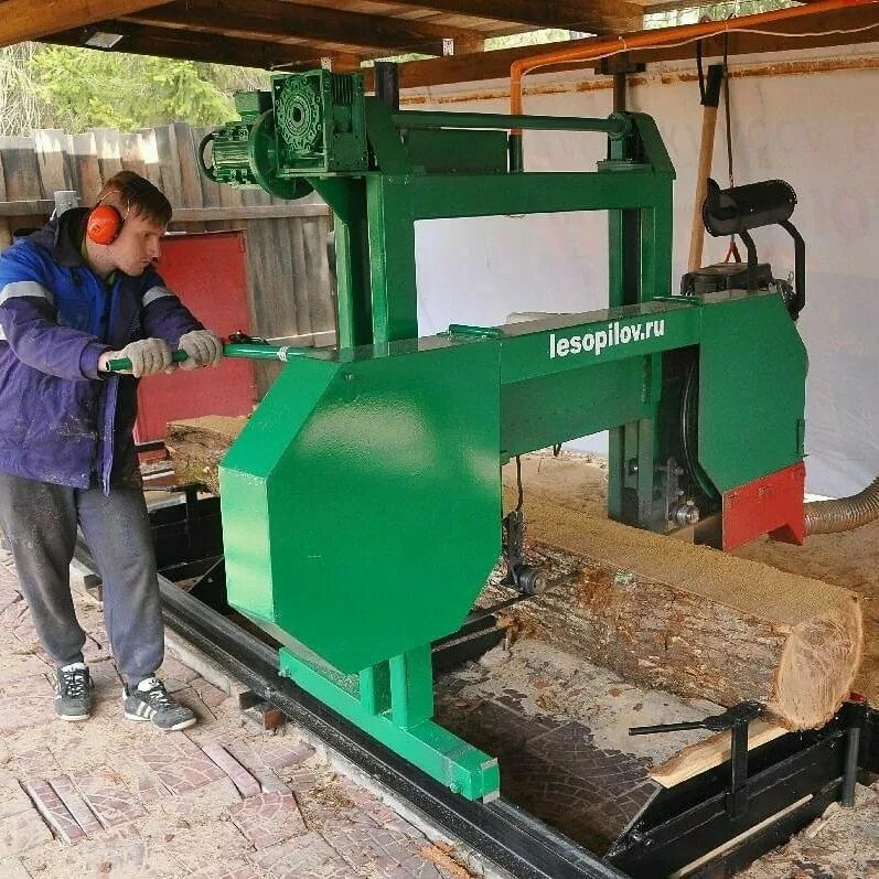 Помощник рамщика пилорамы. Пикалево деревообрабатывающий завод. Работа рамщиком красноярск. Пилорама зарплата. Ленточная пилотам рамщик.