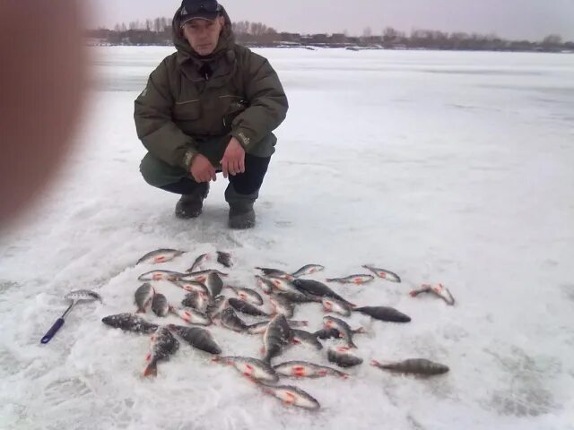 Где ловить в апреле. Зимняя рыбалка в Самаре и Самарской области. Зимняя рыбалка Тольятти. Зимняя рыбалка на острове Поджабный Самарской области-. Зимняя рыбалка в Волжском Самарской области.