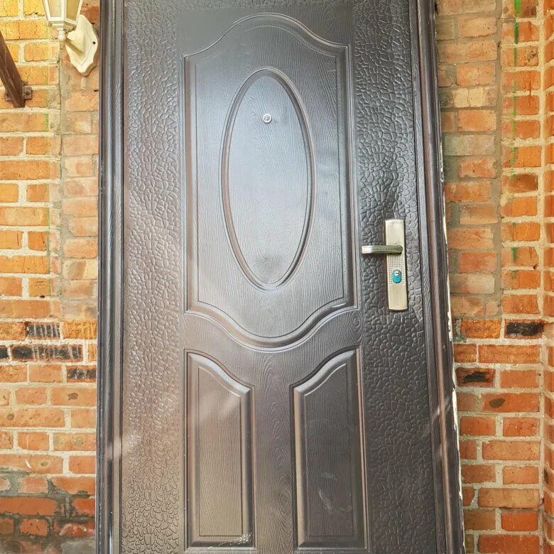 Продам железную дверь. Железная дверь. Широкие металлические двери. Старая металлическая дверь. Дверь входная металлическая Старая.