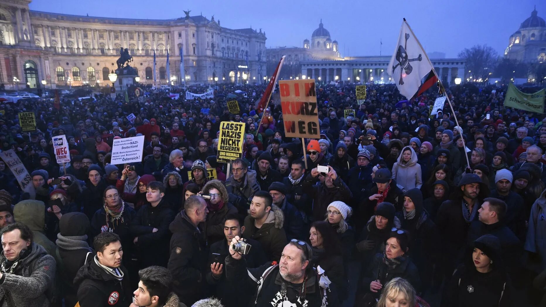 Правительство рф. Политика против правительства. Митинги в россии против путина. Оппозиционные протесты в россии. Митинг на улице.