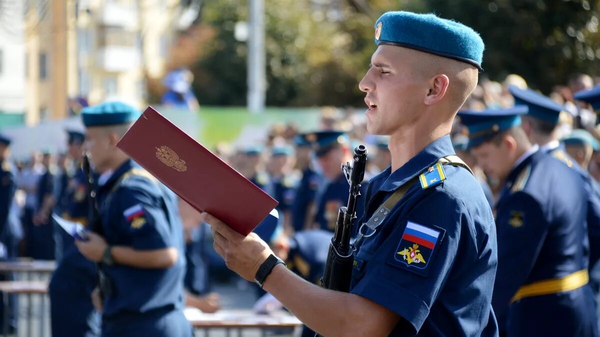 Присяга курсантов РВВДКУ. Рязанское военное училище ВДВ. Курсанты Рязанского училища ВДВ. РВВДКУ Рязань курсанты. Курсант 9 читать