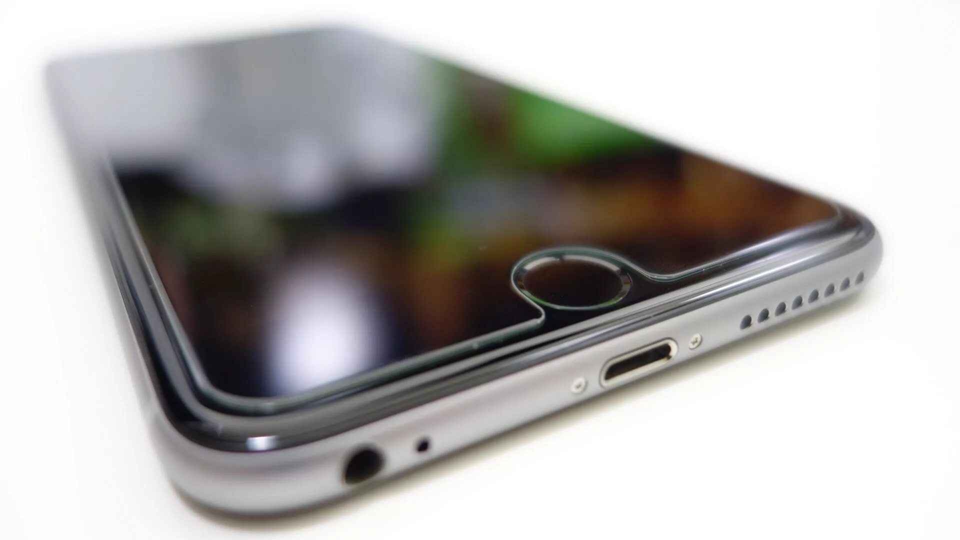 Как выбрать стекло для смартфона. Стекло на айфон. защитное стекло для iphone. смартфон торец. защитные стекла на айфон.