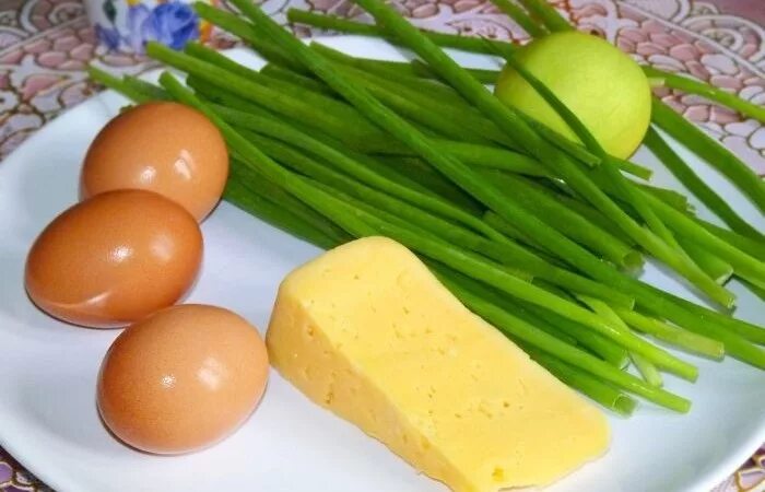Что можно приготовить яйца лук. Лук зеленый. Яйца с зеленым луком. Сыр с луком. Блюда с зеленым луком.