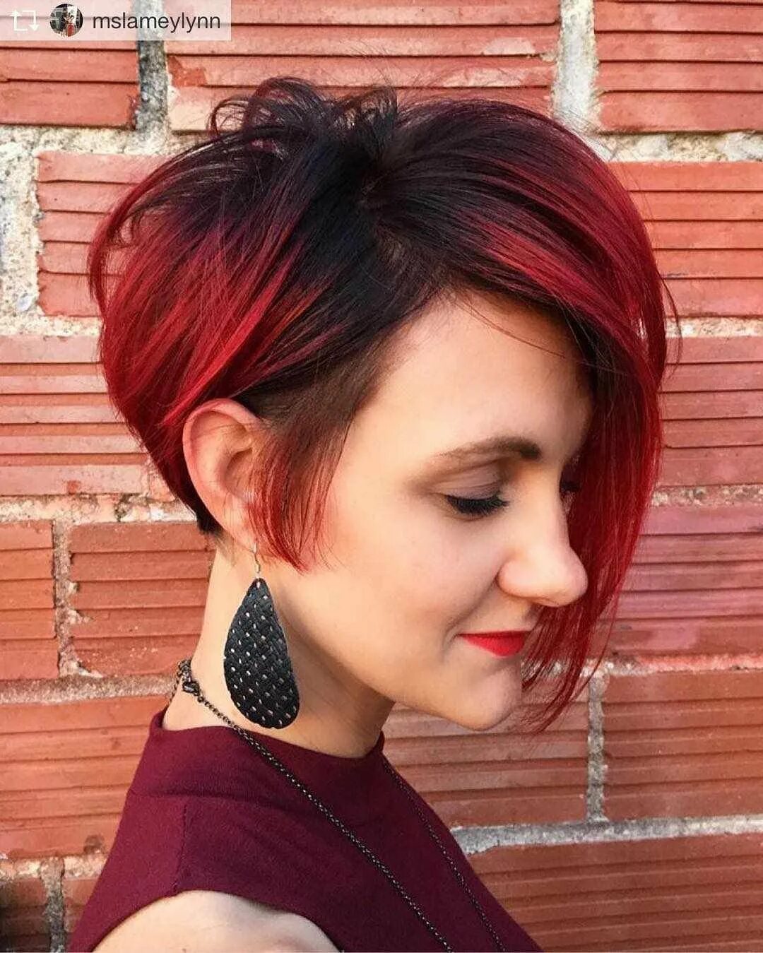Красный цвет на коротких волосах. Пикси боб на красные волосы. pixie bob стрижка красный. короткая стрижка с красными прядями. красное окрашивание на короткие волосы.