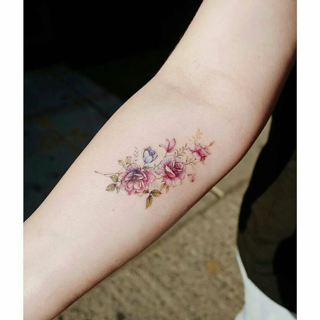 Тату нежные маки. Тату маки маленькие. Тату герань. Фф tattoo flower bar. Адские цветы тату.