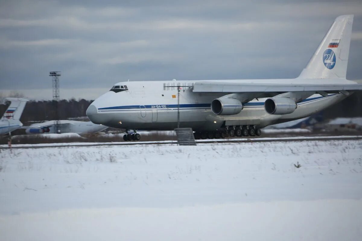 АН 124 на Чкаловском аэродроме. АН 124 И ил 76 рядом.