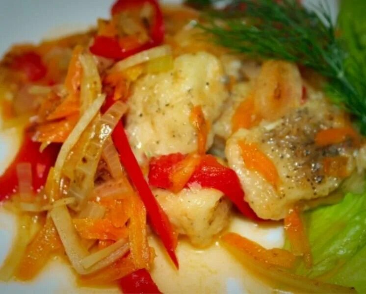 Судак в соусе на сковороде. Судак с овощами. сурок тушеный с овощами. судак тушеный с овощами. судак с морковью и луком.