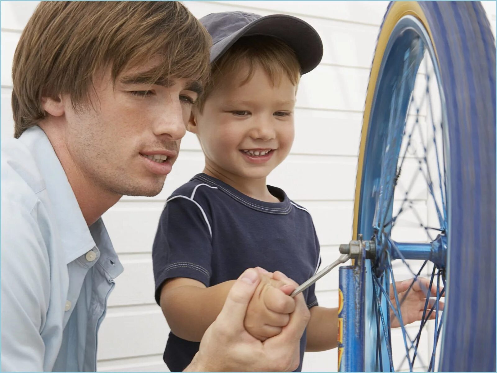 Увлечения пап. Наши увлечения стихи. Папа с сыном на рыбалке. Стих про хобби. Человек рыбачит.