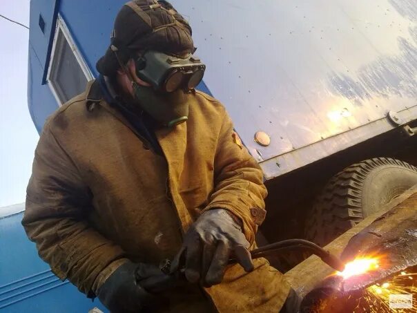 Сварочное производство фон. Спецодежда для газорезчика. Наладчик сварочного и газоплазморезательного оборудования 6 разряда. Газорезчик уфа. Газорезчик картинки.