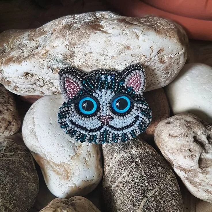 Брошь кот. Брошка кошка. брошь бисер кот. бисер брошь котики. котики брошки фетр.