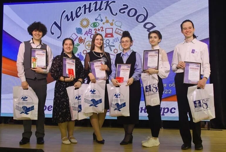 Учитель года 2020 победитель. Учитель года 2020. Город орёл гимназия 16. Ученик года 2024. Ученик года орел.