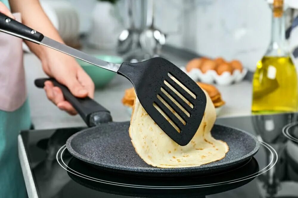 Почему не переворачиваются блины. Блины не переворачиваются рвутся. Почему не переворачиваются блины. Плохие блины. Перевёрнутая сковорода.