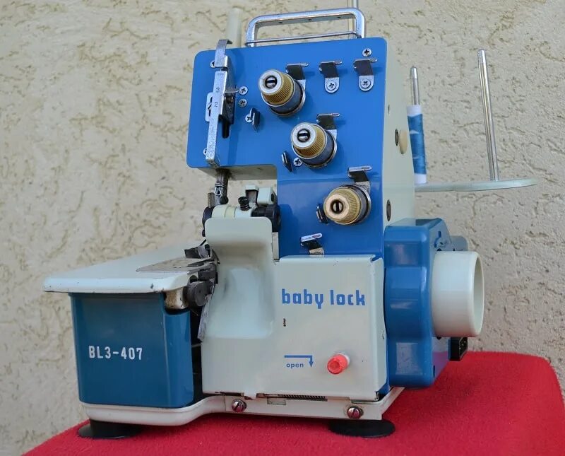 Китайский оверлок швейная машина. Оверлок 81329 старый советский. Оверлок старые. Некчи оверлок5445. 3 нит китайский оверлок.