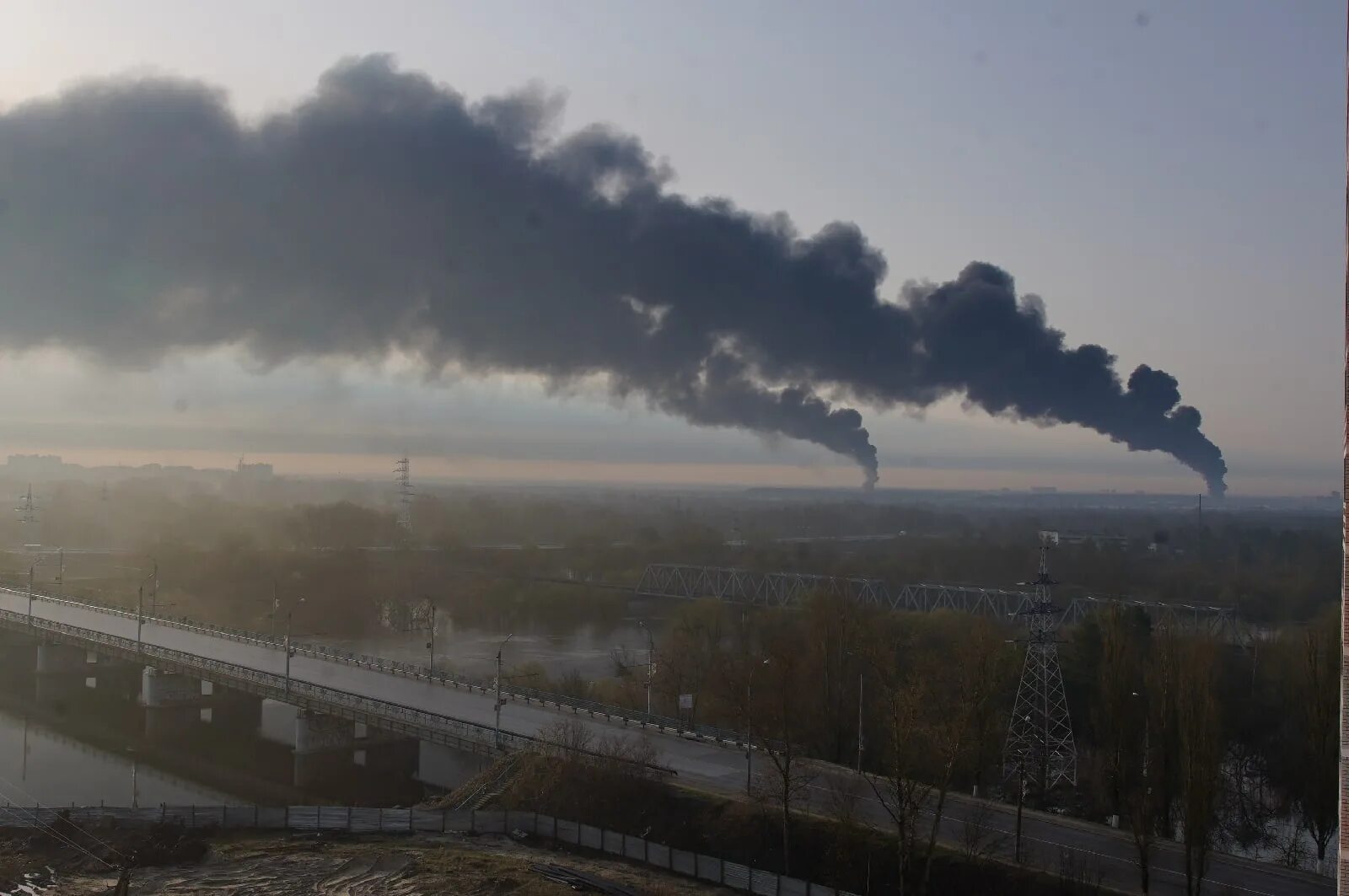 Брянск причины. Пожар на брянской нефтебазе. нефтебаза брянск 25. нефтебаза брянск 25 апреля 2022. нефтебаза брянск сейчас.