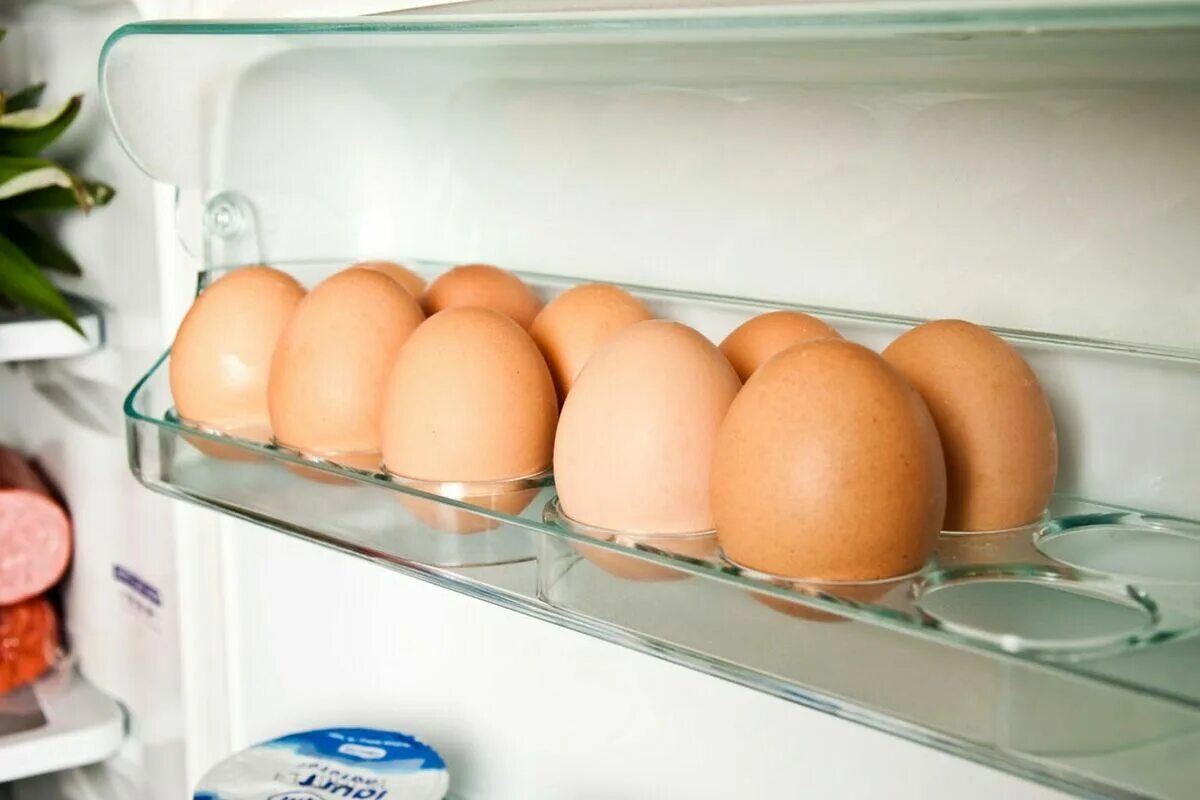 There are some eggs in the fridge. Хранение яиц. Яйца в холодильнике. Куриные яйца в холодильнике. Контейнер для яиц в холодильник.