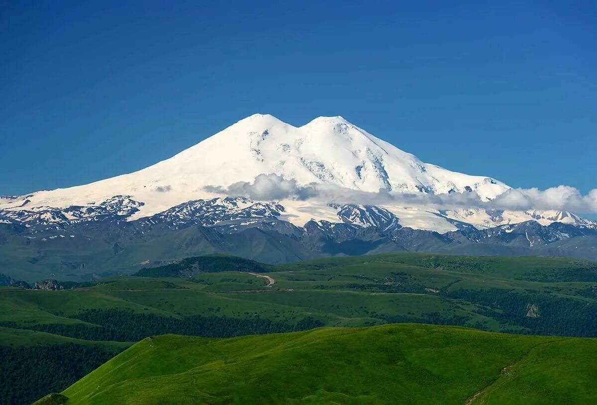 Вторая по высоте гора в россии. Гора Эльбрус. Гора Эльбрус Кабардино-Балкария. Горы Кавказа Эльбрус. Гора Эльбрус (Кабардино-Балкария, Карачаево-Черкесия).