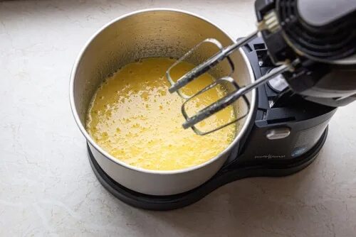 Взбивание майонеза. Взбитый майонез. Взбить яйца венчиком. Взбить тесто. Взбитое растительное масло.