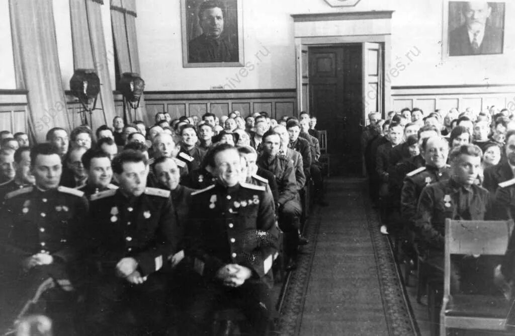 Ленинград 1 июня. Вручение медали за оборону ленинграда. награждение медалью за оборону ленинграда. вручение наград в смольном. награды защитникам ленинграда.