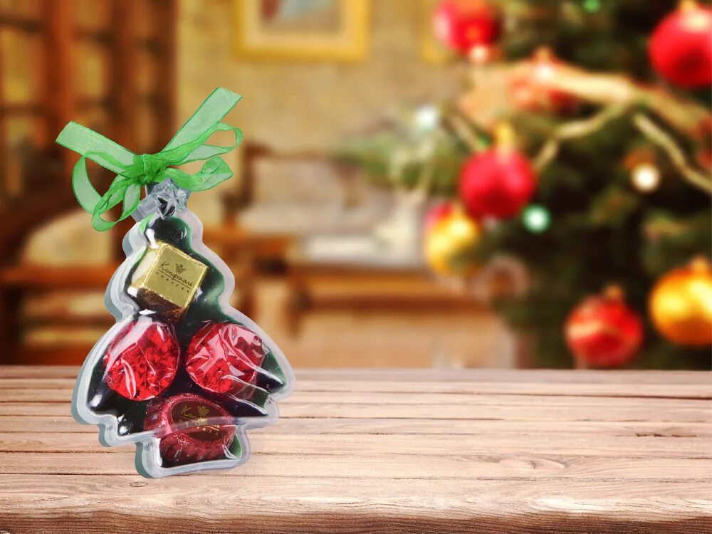 шоколадные елочные игрушки. новогодние шоколадные конфеты. шоколадные конфеты на новый год. елочные игрушки из шоколада. набор конфет победа вкуса новогодние, ассорти 200 г.