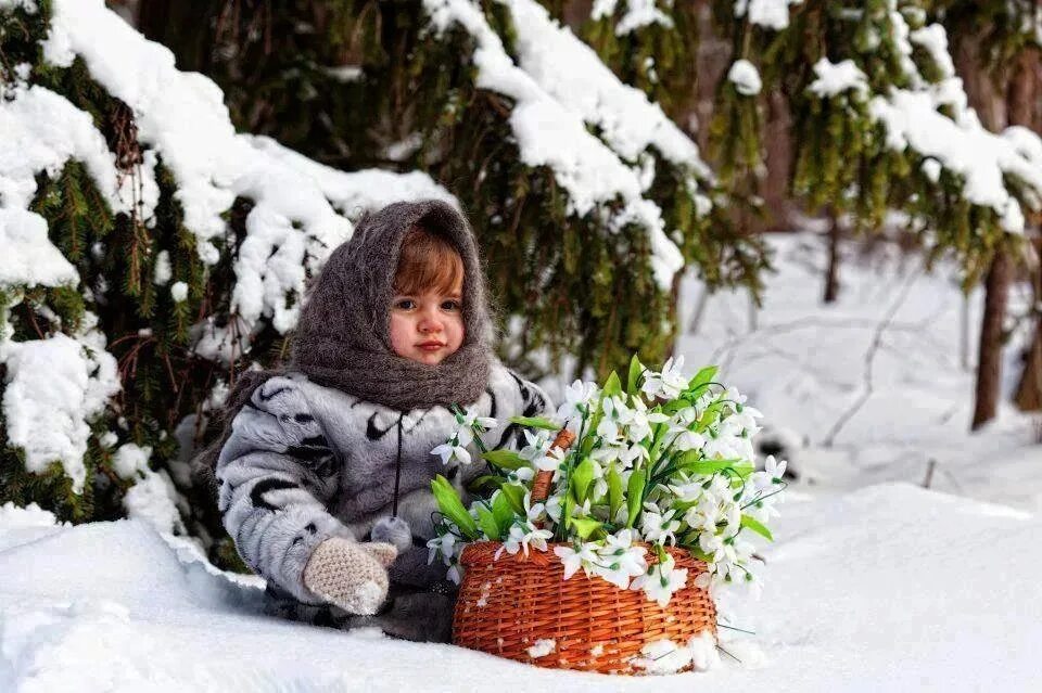 В воздухе пахло снегом. Девочка с подснежниками. Зимний лес для детей. Зимняя фотосессия в лесу. Фотосессия в зимнем лесу с ребенком.