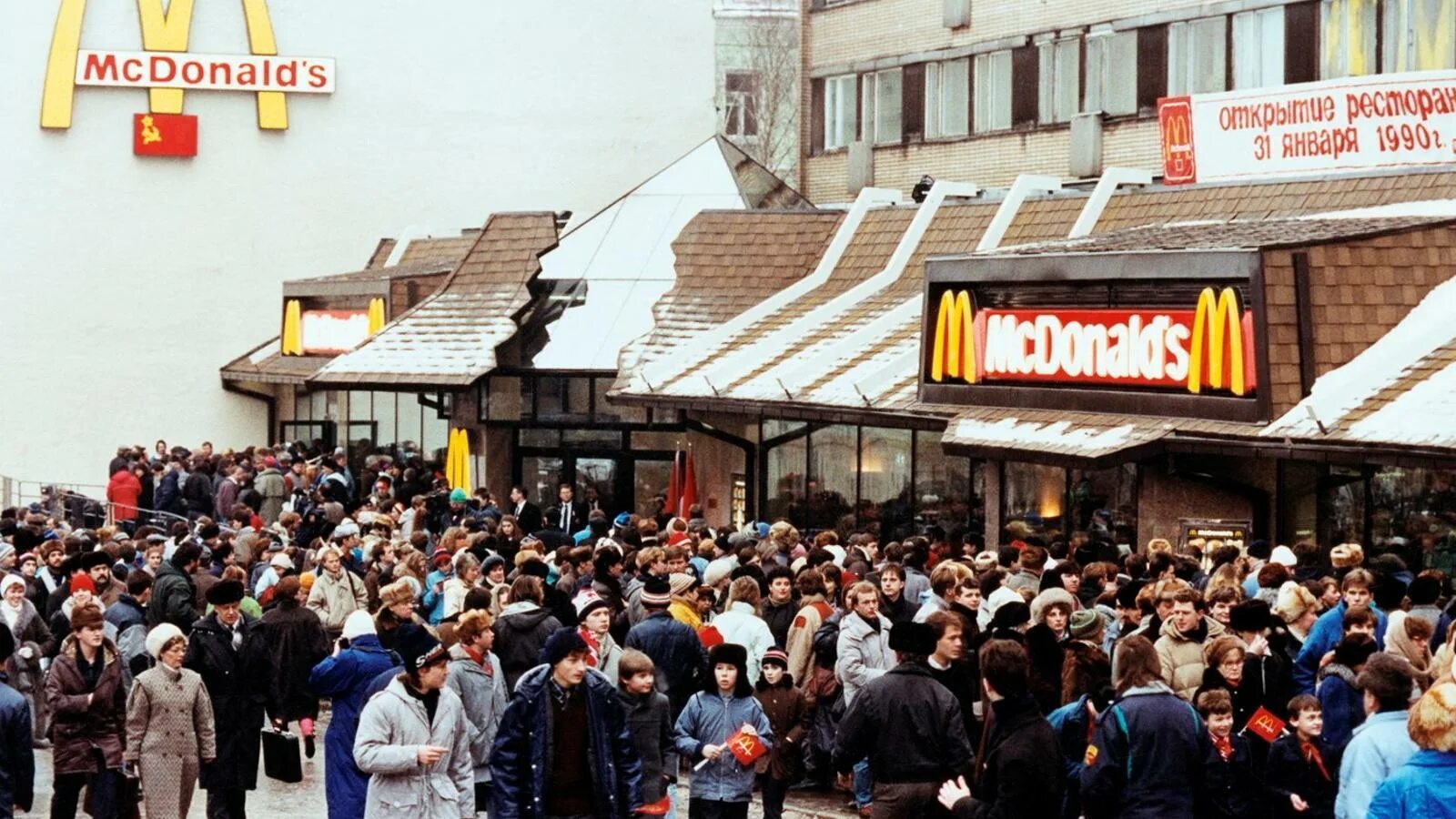 Открытие первого макдональдса в москве в 1990 году. Когда открылся мак. Очередь в московский макдональдс 1990. Первый макдональдс в москве 2022. Макдональдс сергиев посад.
