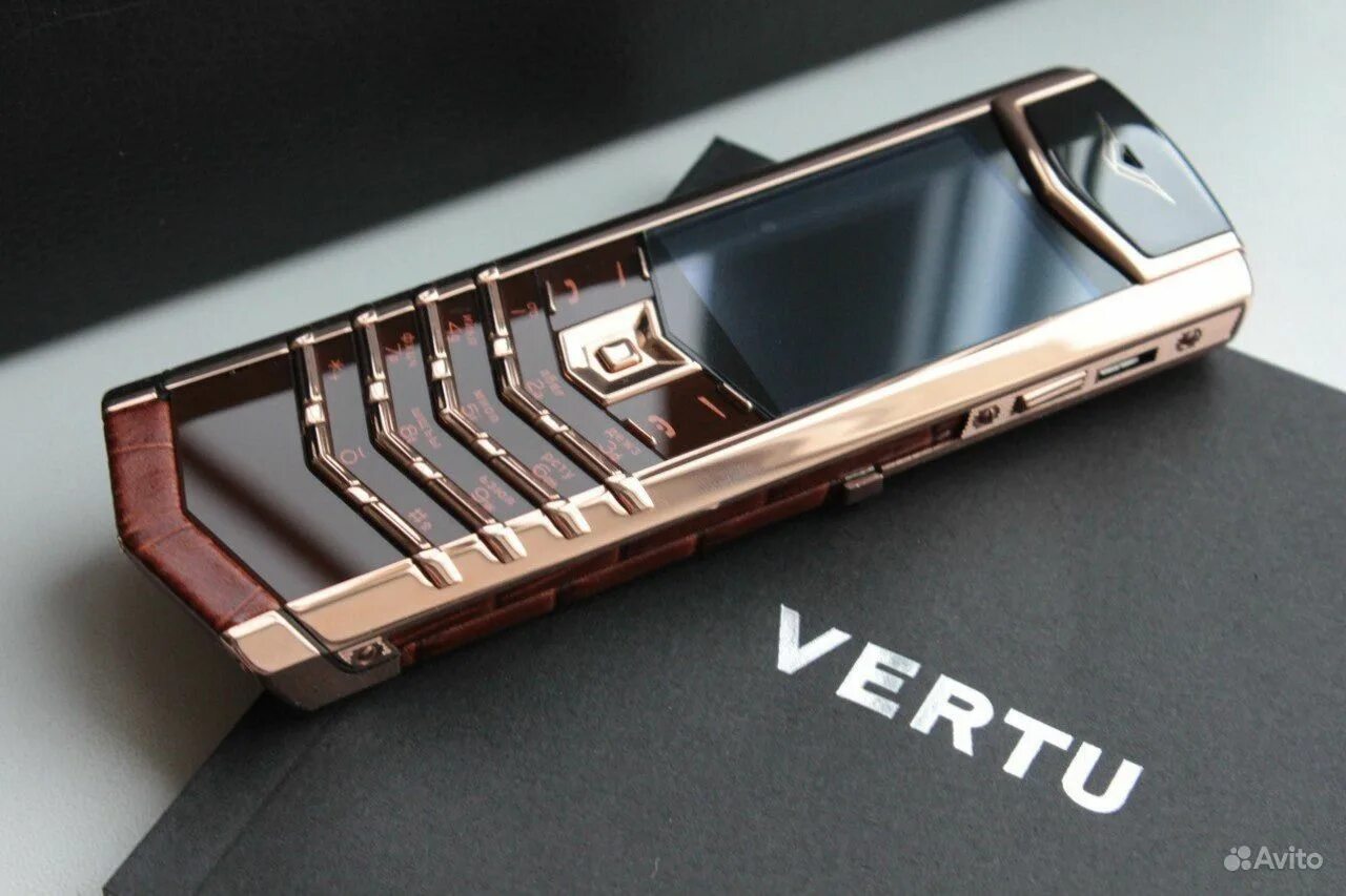 Телефоны верту в россии. Vertu Signature s Design Gold. Vertu Signature s Design. Vertu Signature s Design Red Gold Black DLC. Золотой верту 223.