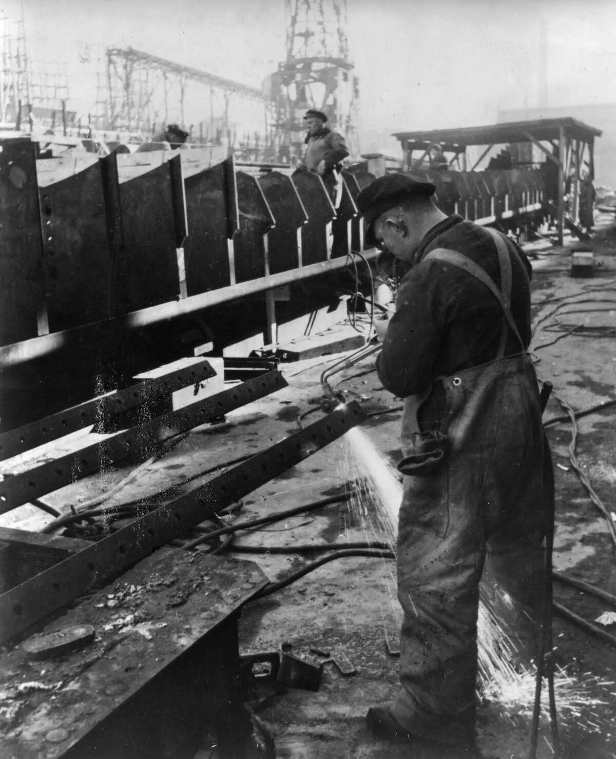 Первые сварщики. Старый сварщик. Сварщик 20 века. Электросварка 19 века. Советский сварщик.