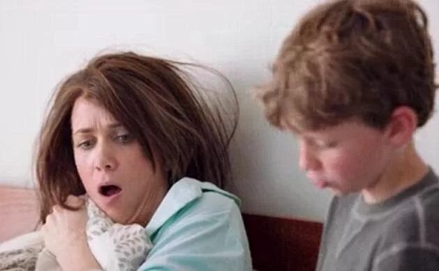 Сын облапал мать. Мальчик домогается матери. Позы для кормления груд. Несовершеннолетние родители. Мама трогает лоб ребенка.