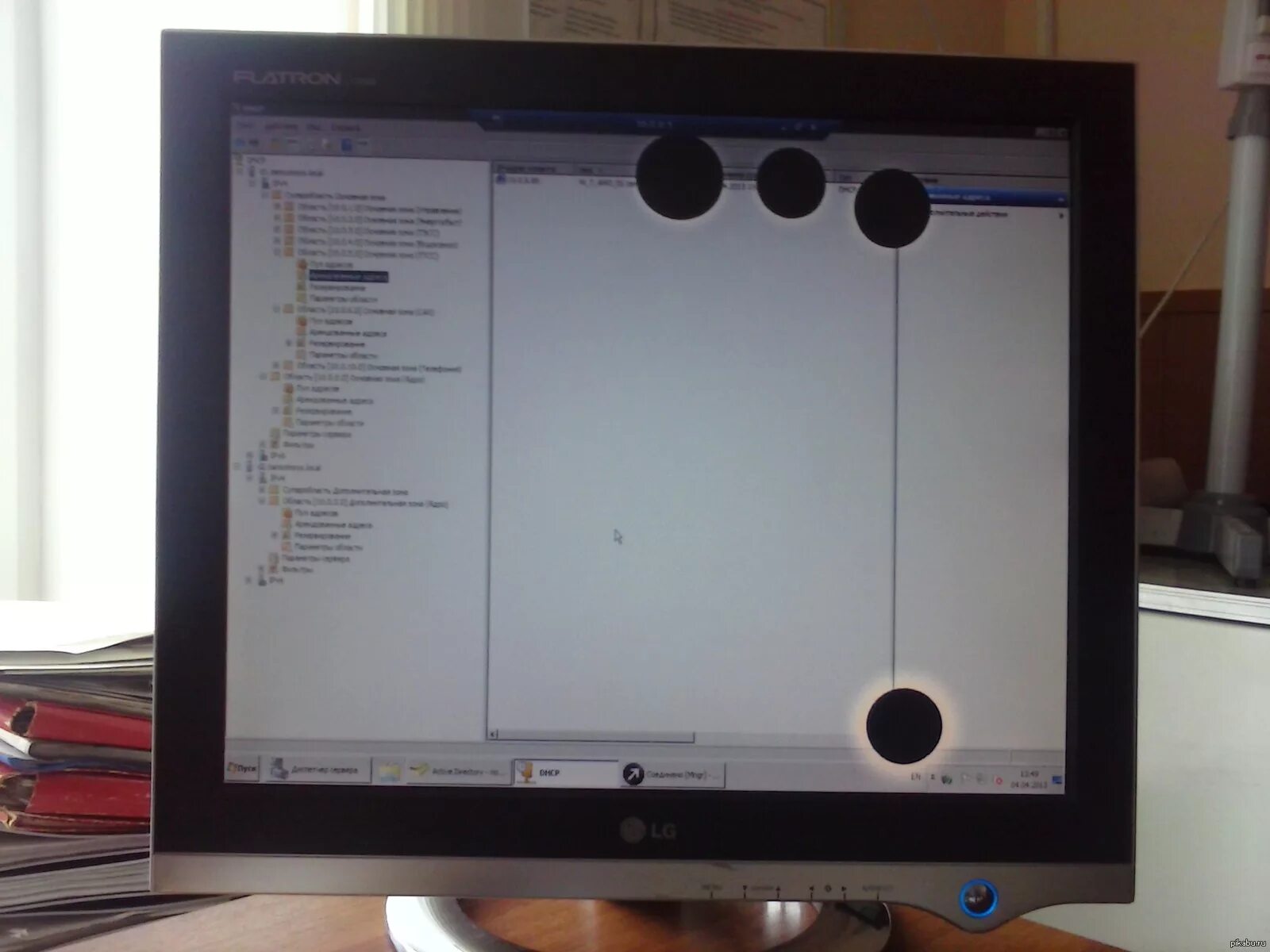 Чёрные пятна на экране ЖК телевизора. Черное пятно на мониторе. На мониторе появились пятна. Пятна на матрице монитора. Круглая точка на экране