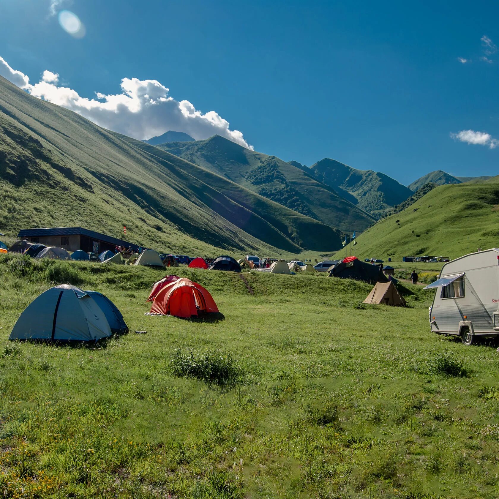 Mountains camping. Парадром Чегем кемпинг. Горный кемпинг Флай Чегем. Чегем кемпинг в горах. Парадром Чегем палатки.