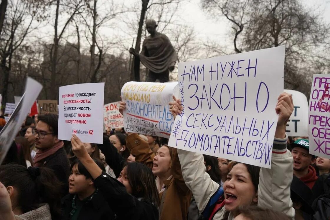 Митинг. Митинг феминисток. Лозунги феминисток. Праздник феминисток