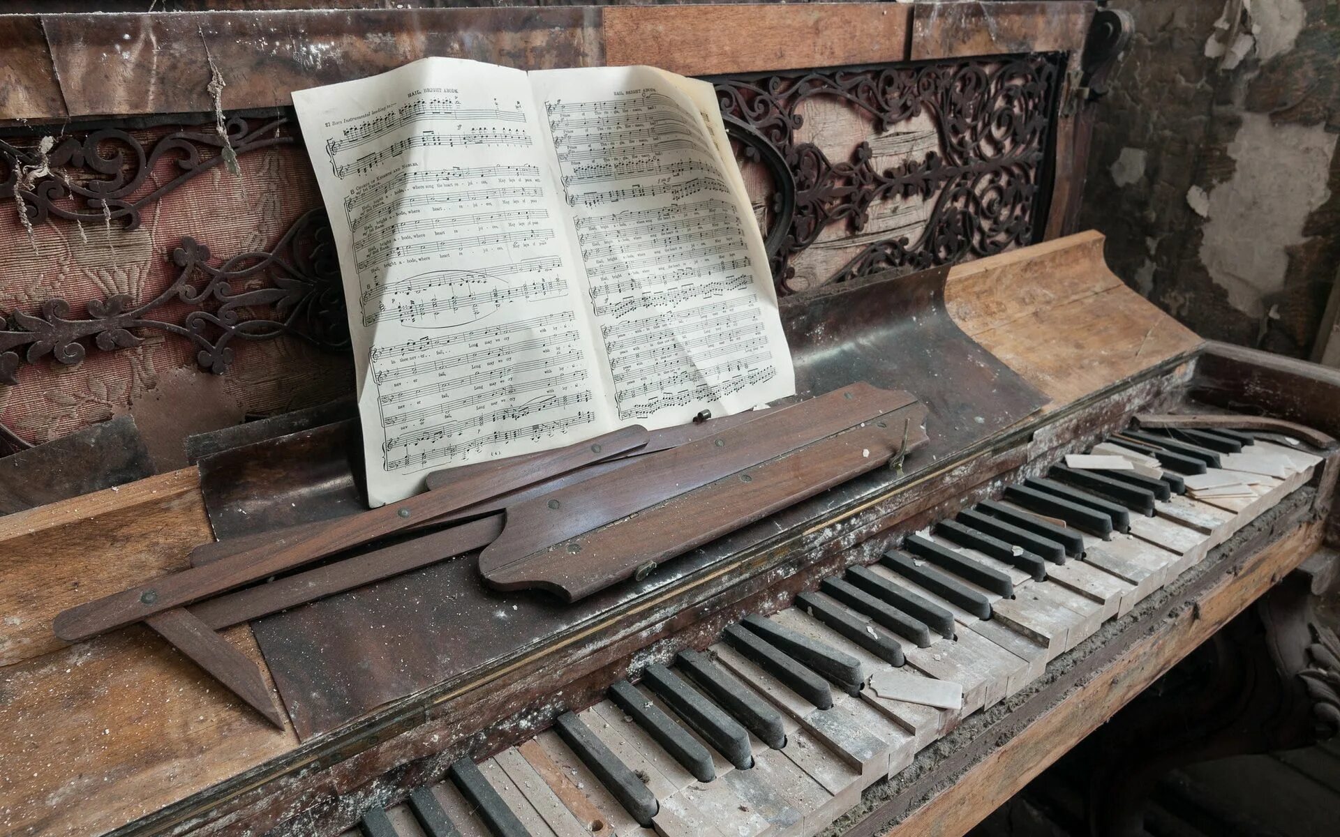 Музыку разбитая. Старинное пианино. Старинный рояль. Старое фортепиано. Пианино музыкальный инструмент.