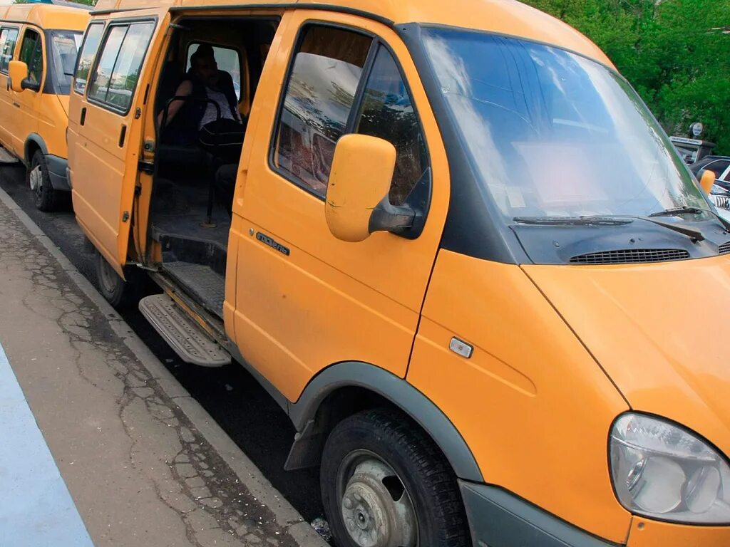 Микроавтобус маршрутка. Маршрутное такси. маршрутка фото. газель маршрутка салон. самая дешевая маршрутка.
