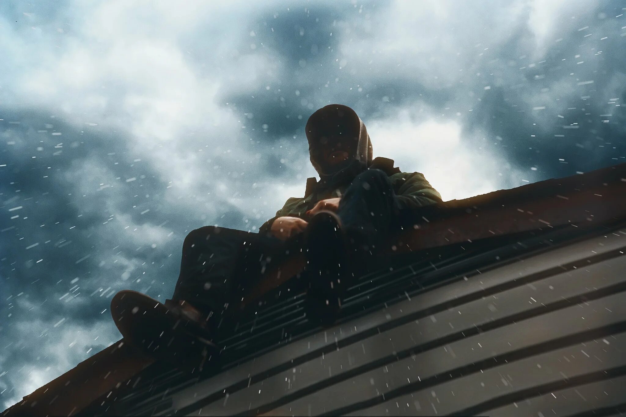 Человек стоящий на крыше. Парень сидит на крыше. Пацан сидит на крыше. Человек сидит на крыше. Парень на крыше.