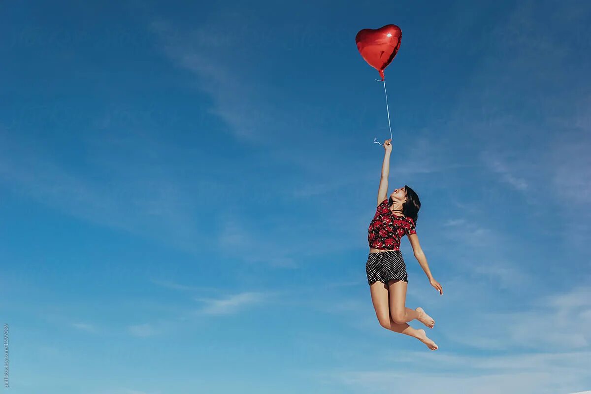 Happy fly. Воздушный шарик сердце юмор. Fly with Balloons. Fly девочка. Flying Rovana.