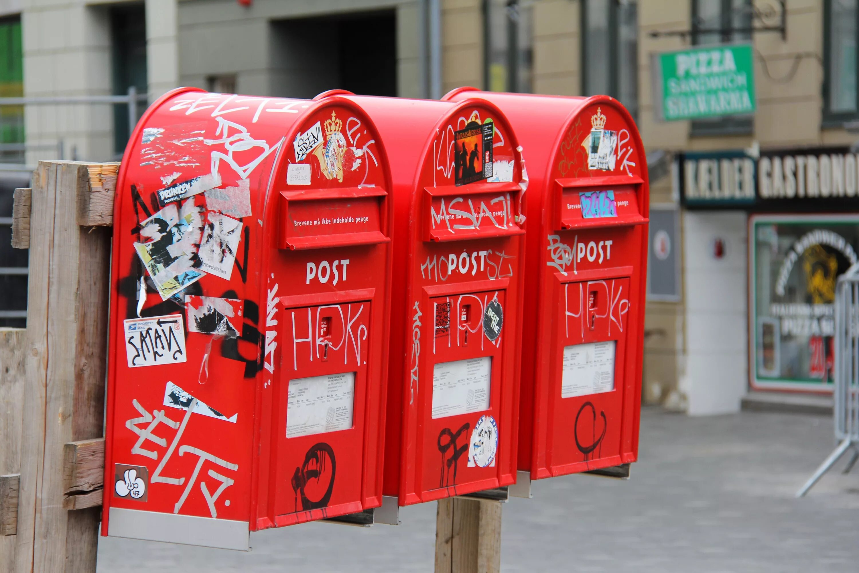 Box posting. Почтовые ящики в Великобритании. Почтовый ящик Лондон. Красный почтовый ящик в Лондоне. Почтовый ящик на улице.