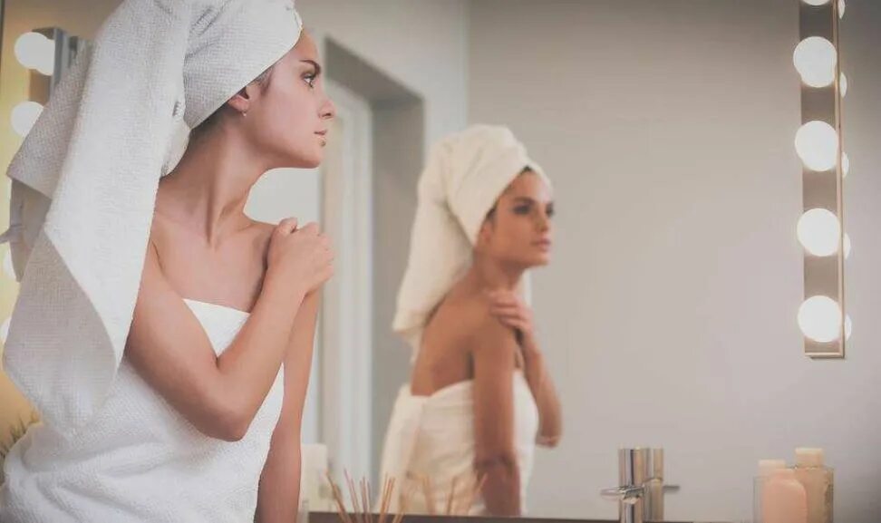 ванная комната для девушки. женщина в ванной протирает зеркало. перед зеркалом в ванной. девушка после душа. девушки в ванне перед зеркалом.