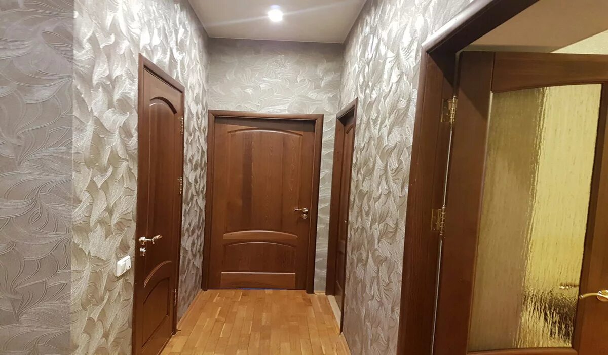 Обои в прихожей реальные фото. Обои в прихожую маленькую. отделка стен в маленькой прихожей. обои в маленькую прихожую в квартире. обои в коридор квартиры.