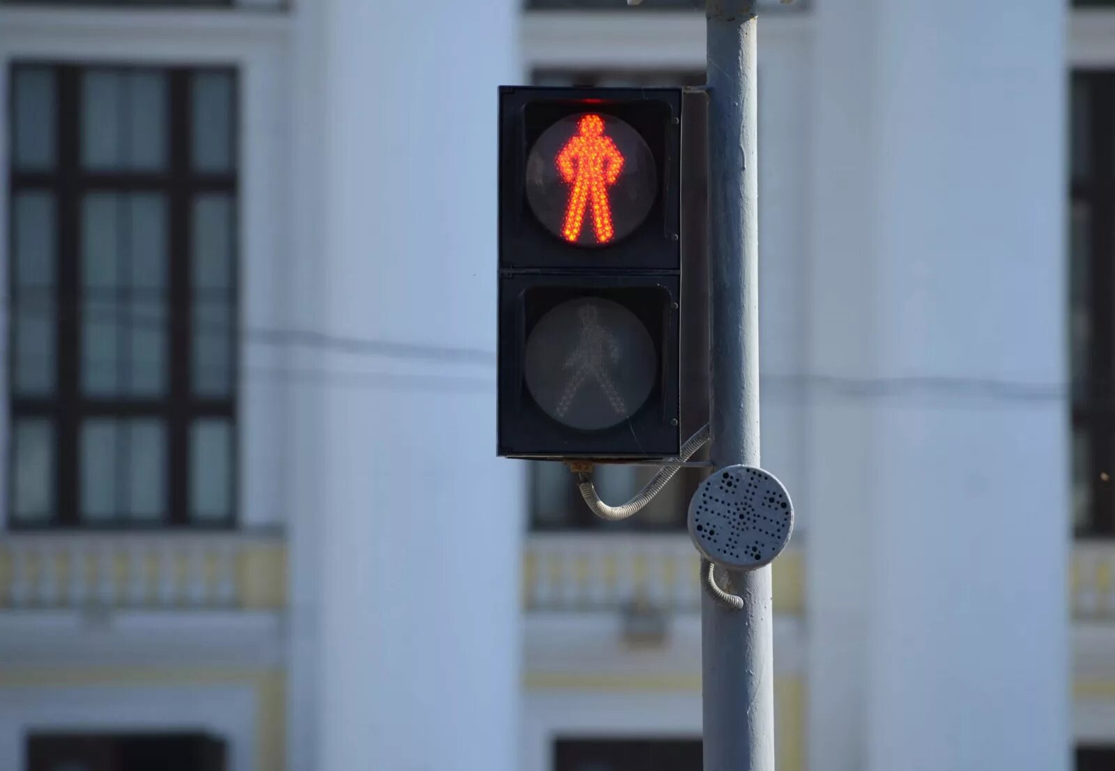 Пешеходный светофор. Звуковые светофоры для слепых. Красный сигнал светофора. Светофор для слабовидящих. Переход на красный пешеход