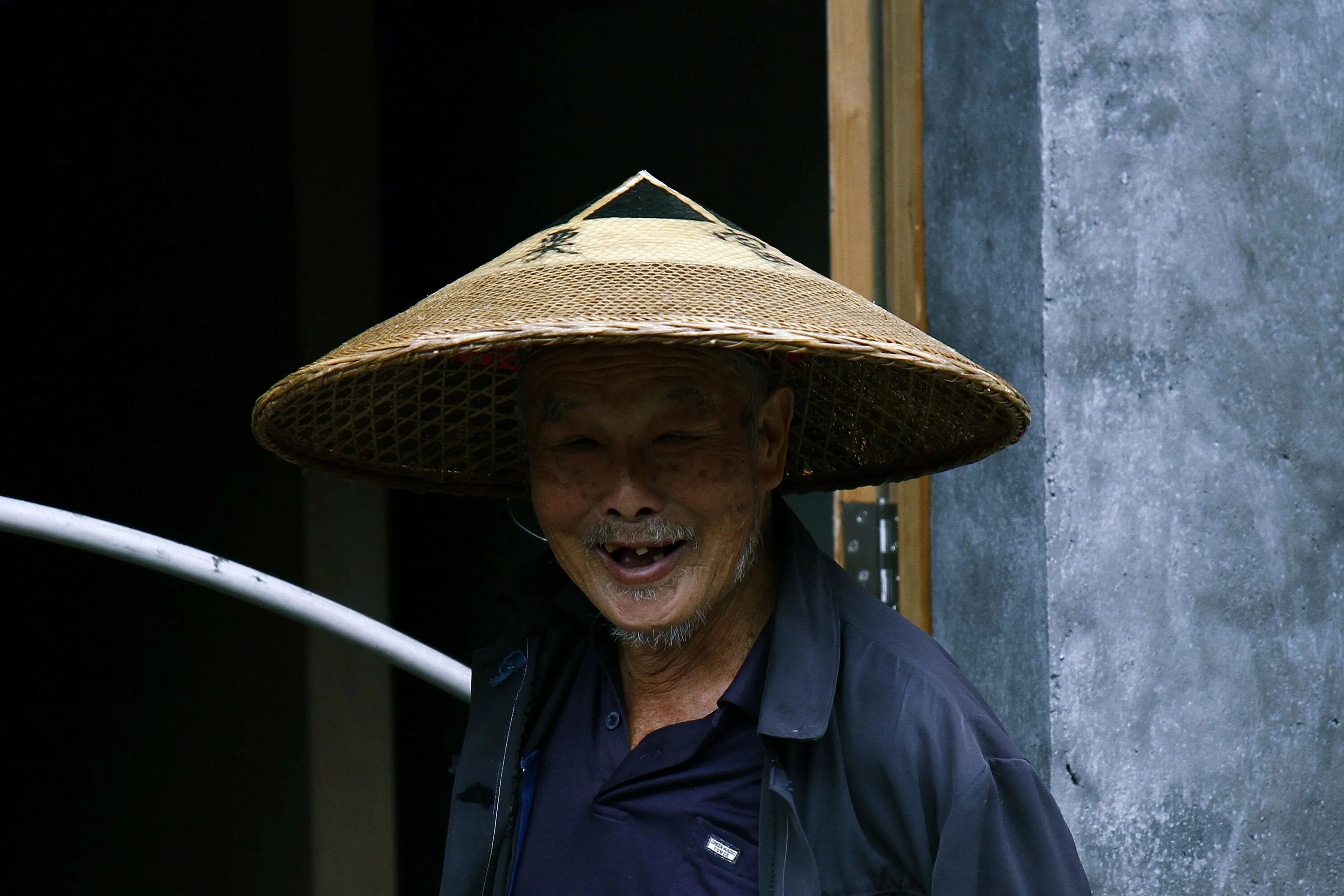 Страшную шляпу. Японская шляпа амигаса Самурай. Амигаса Ронин. Японская соломенная шляпа амигаса. Соломенная шляпа японская у самураев.