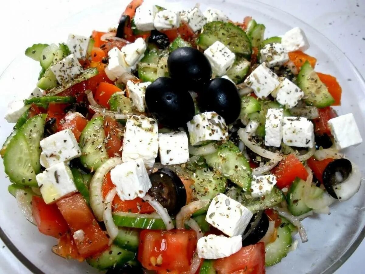 Греческий классик. Greek Salad(греческий салат). Фетакса помидоры,огурцы перец маслины. Запеченные овощи с фетой. Греческий сыр Фета.