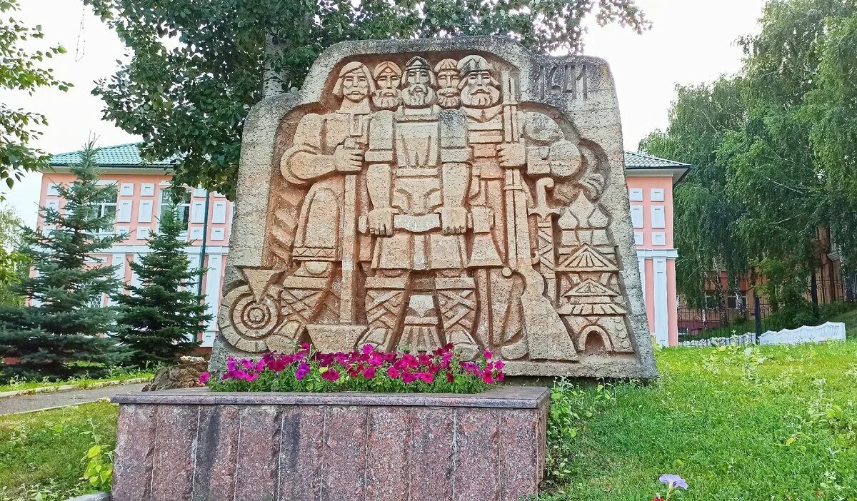 Памятник пугачева саранск. Памятник основателям саранска в саранске. памятный знак основателям саранска. памятник основателям города саранск. памятник пугачеву в саранске.